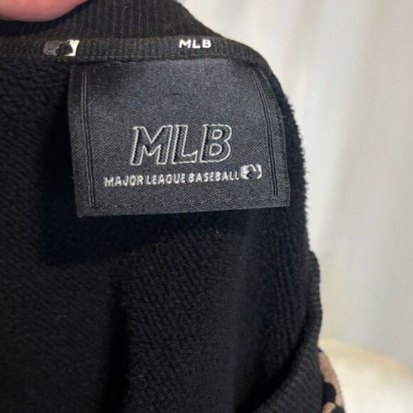 MLB Retro Round Monogram Black White Crew Neck Sweater Womens Sports - Picture 6 of 6